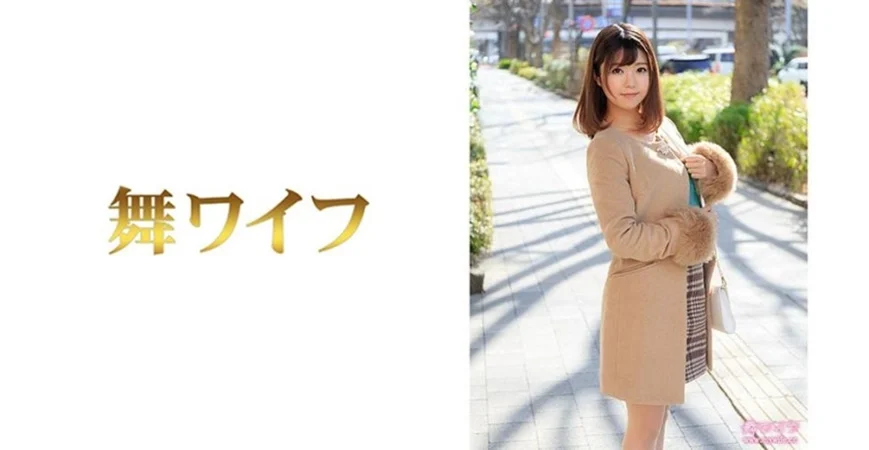 短发小少妇酒店勾搭，走廊有摄像头小伙也要摸摸胸，回房发现已经水流成河，无套插入射肚子上